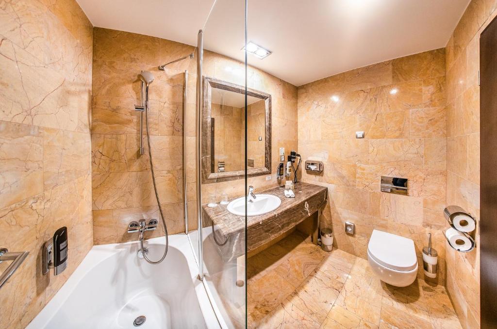Grandior Hotel Prague bathroom