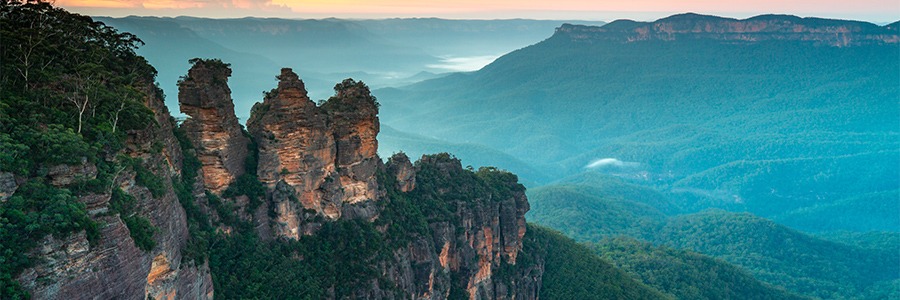 Panoramic views of the ‘Three Sisters’ rock formation in the Blue Mountains