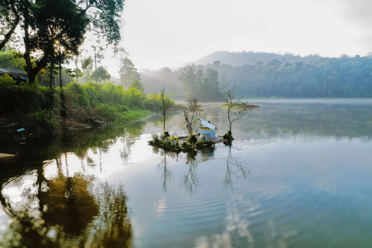 Full service flights from Madrid to INDONESIA from €474